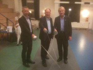 Henrik Rundquist med värja, ordförande En Garde Solna fäktförening, jag själv med florett, Lars Liljegren med sabel, ordförande i Svenska fäktförbundet
